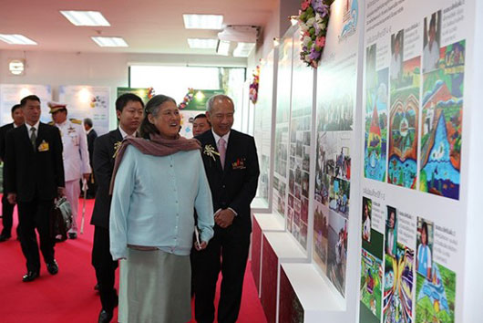 诗琳通公主殿下参观工厂组织的当地儿童画展